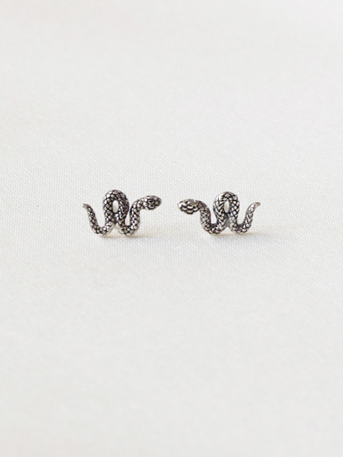 [실버925] 작은 유화 뱀 귀걸이